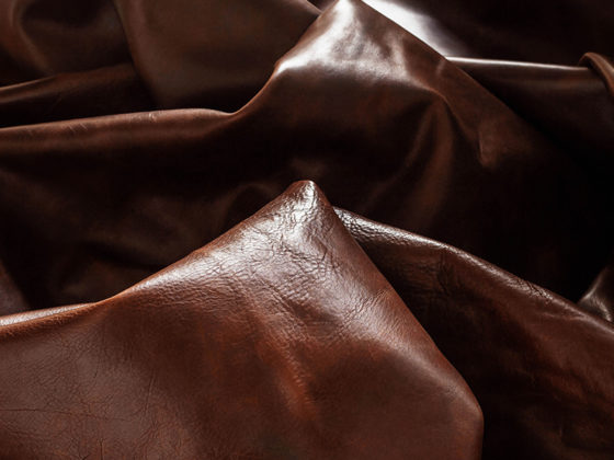 Die Verarbeitung von Leder zu einem Sofabezug